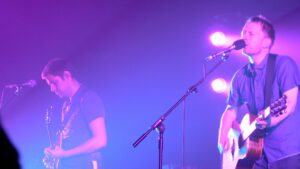 radiohead en un concierto. Dos personas tocando la guitarra y cantando